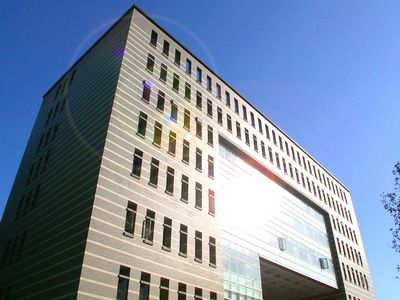 2004年完工的電機三館 (博理館)